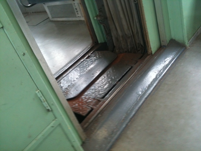 Chichibu Railway car-to-car gangway connector
