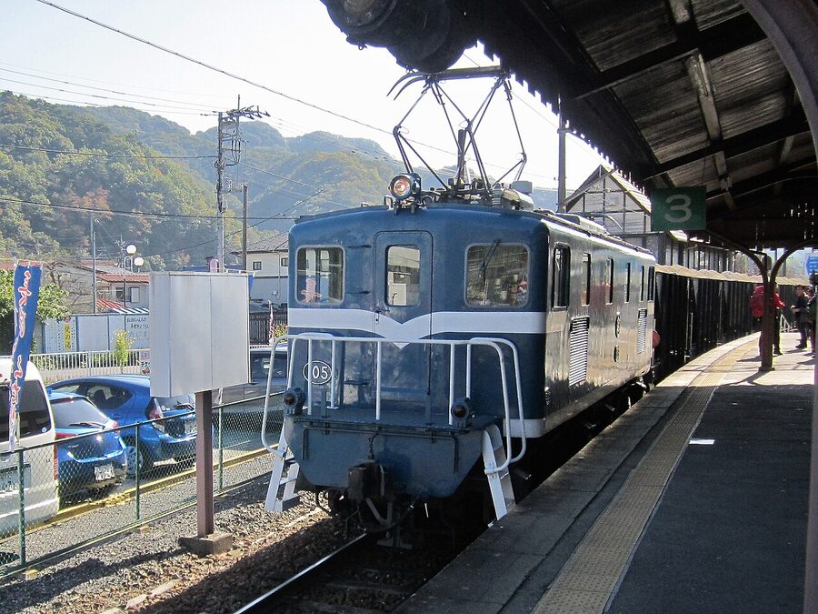 DeKi 105 hauling a limestone freight train at Nagatoro