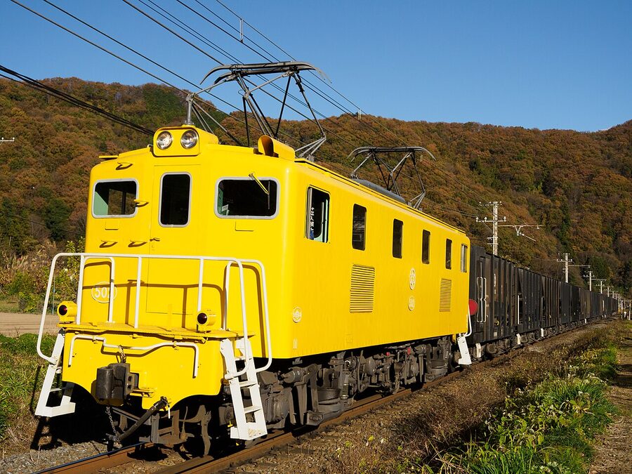 Chichibu Railway DeKi 502 hauling a limestone freight train