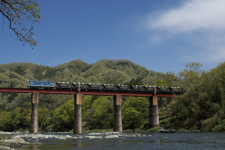 Chichibu Railway DeKi 504 hauling a limestone freight train across the Oyahana Viaduct