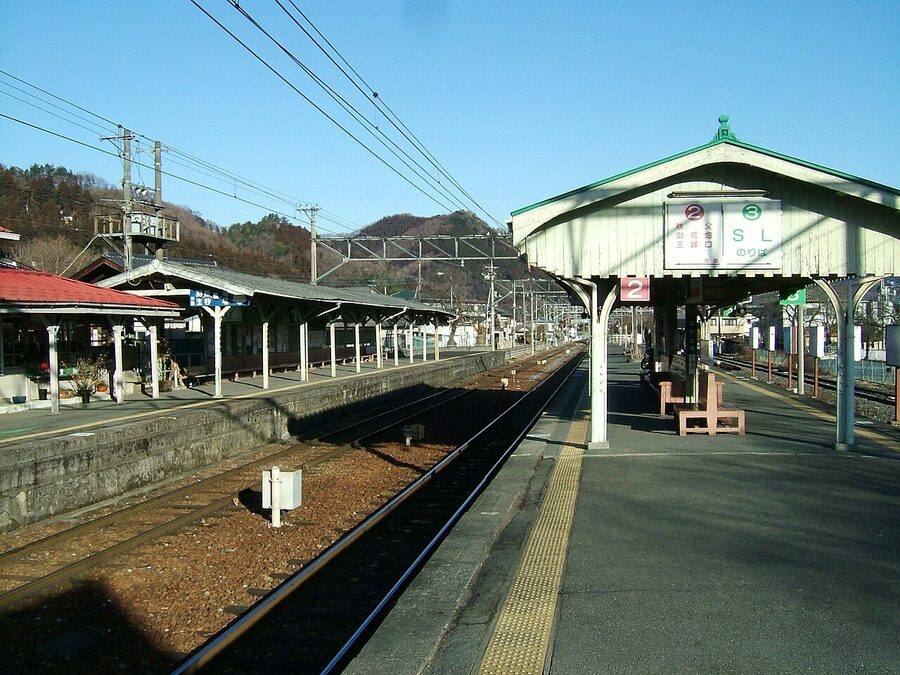 Nagatoro Station platforms