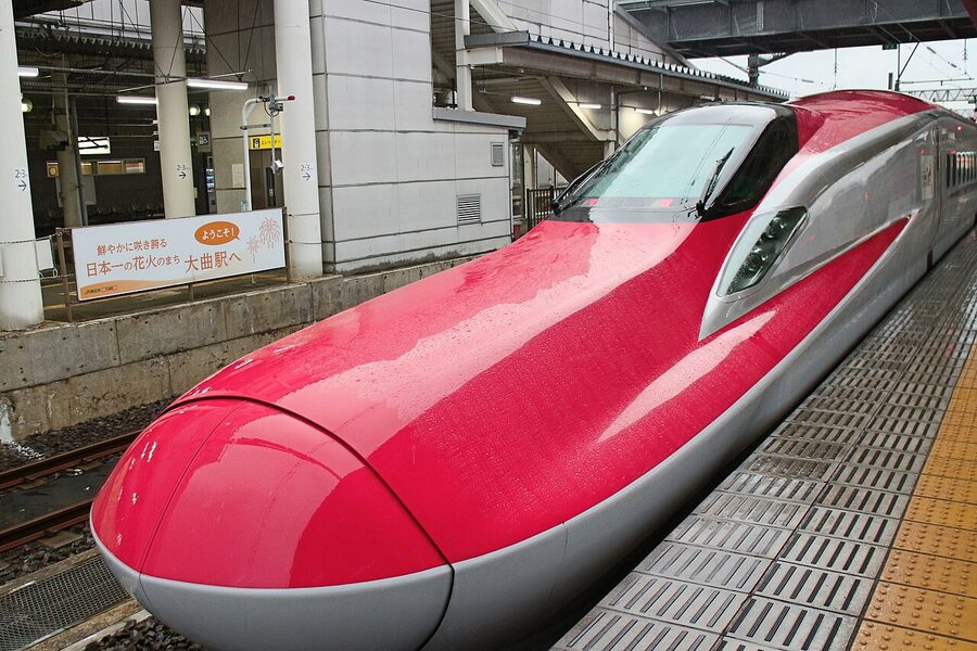 JR East E6 series at Omagari Station, Akita