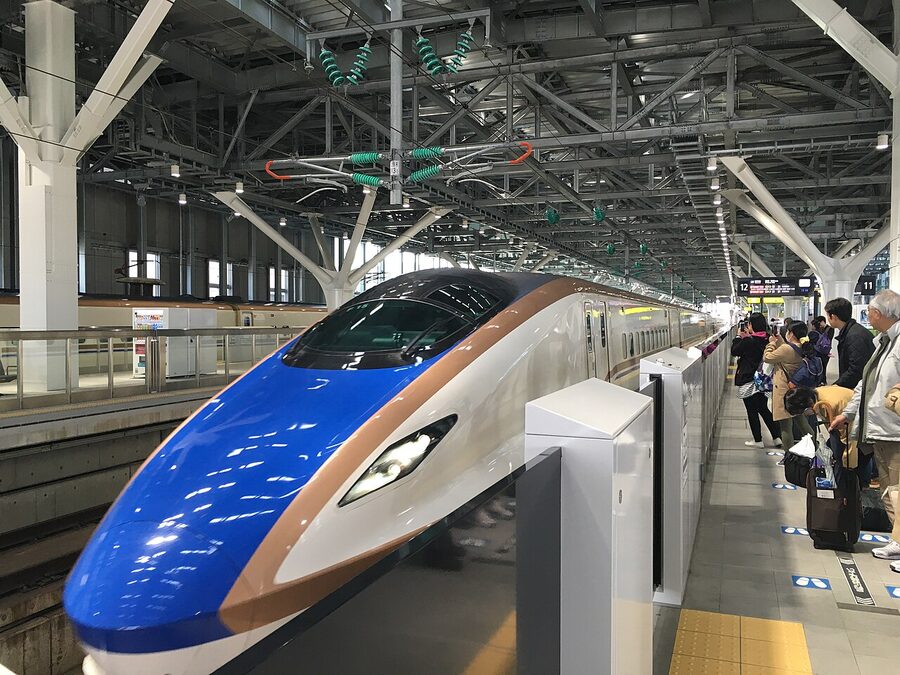 JR East E7 series Hokuriku Shinkansen at Toyama Station