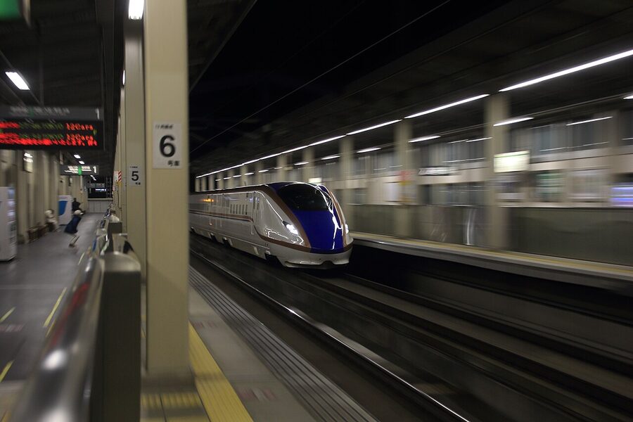JR East E7 series passing through Ueda Station on Hokuriku Shinkansen