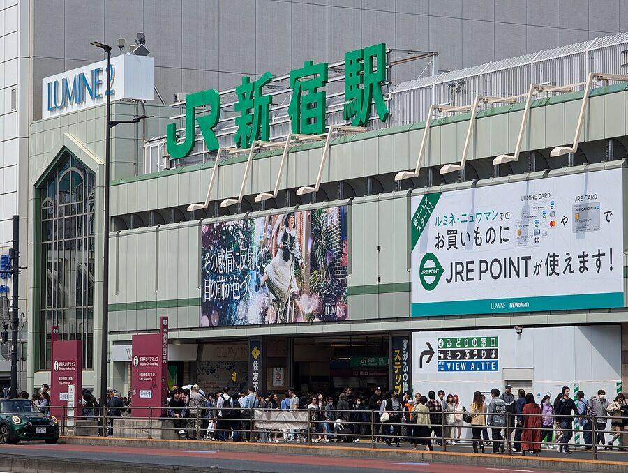 JR East Shinjuku Station ticket gate area
