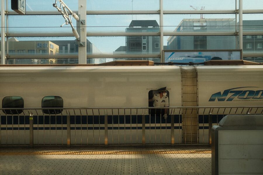 N700 Shinkansen with conductor at Tokyo Station