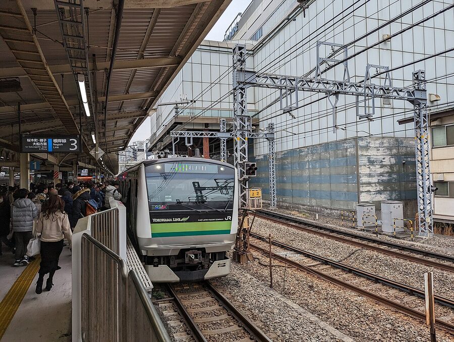 JR East Yokohama Line train at Yokohama Station
