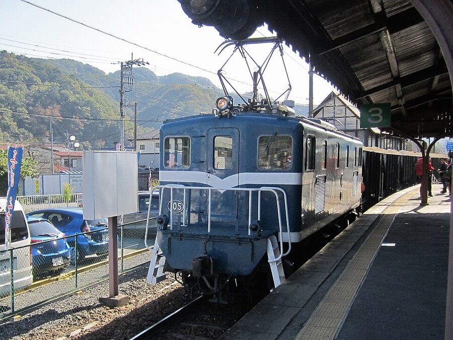 Deki 105 freight train at Nagatoro Station