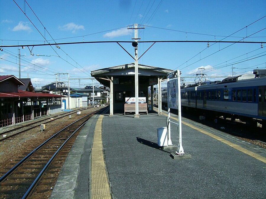 Kageshige Station platform on the Chichibu Main Line