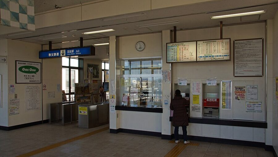 Hanyu Station Chichibu Railway ticket barriers