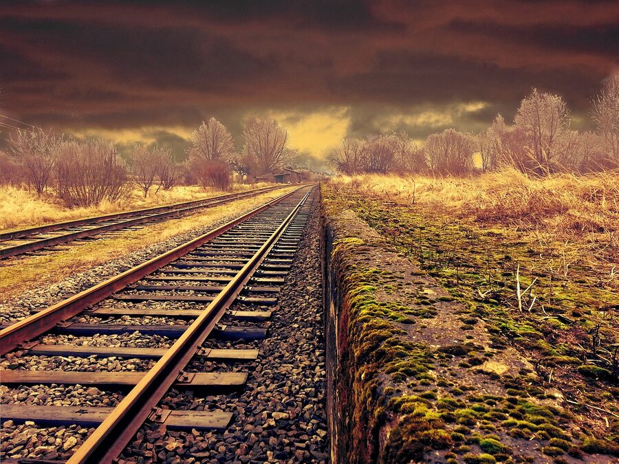 Single-track railway on a rural embankment, no tunnels