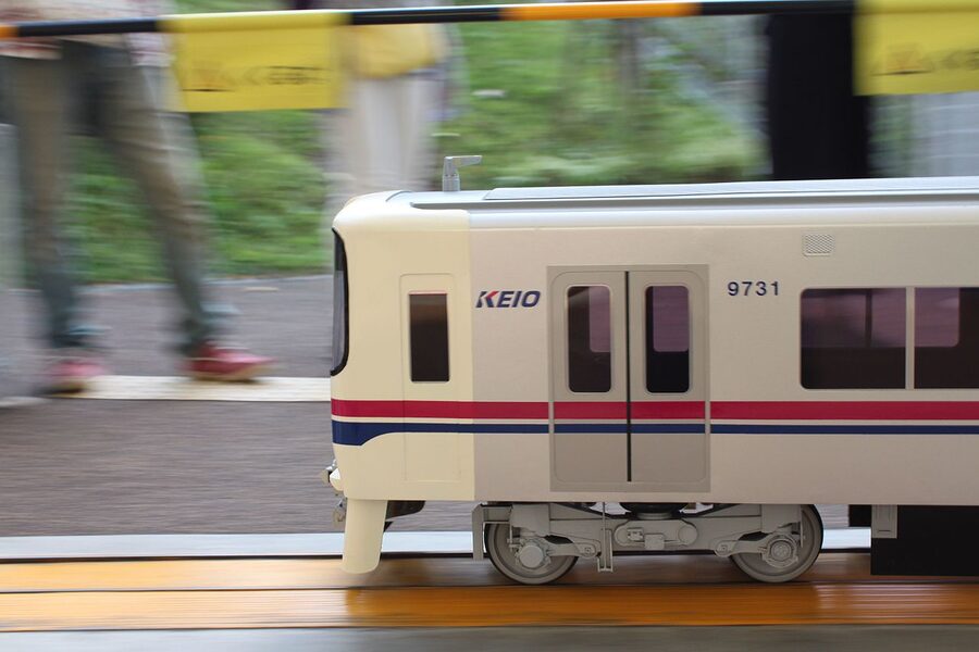 Keio 9000 series running through level crossing on Keio main line