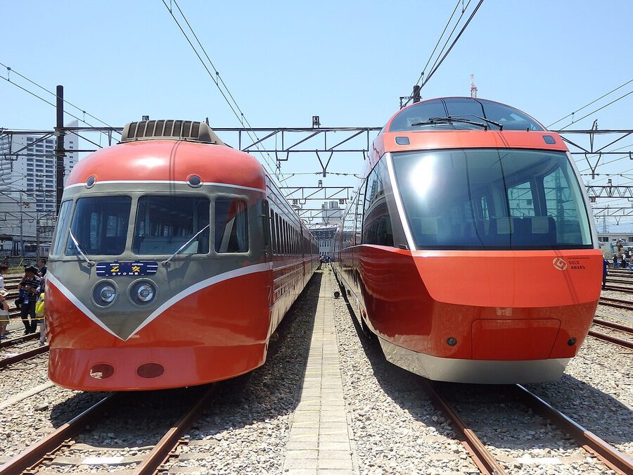 Odakyu 3000 SE and 70000 GSE Romancecars side by side at Ebina depot
