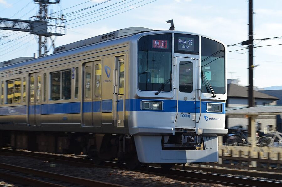Odakyu 1000 series at Kaisei Station with delay-rerouting destination board