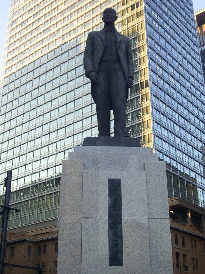 Bronze statue of Inoue Masaru at Tokyo Station Marunouchi Square