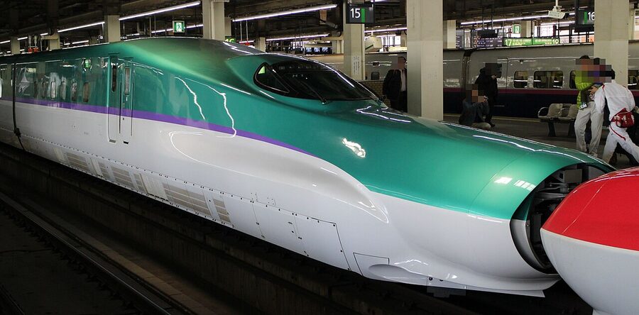 JR Hokkaido H5 series Shinkansen at Omiya, 2016