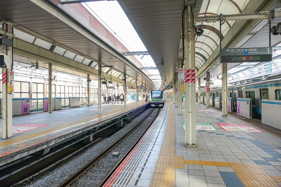 JR East Sakuragicho Station platforms