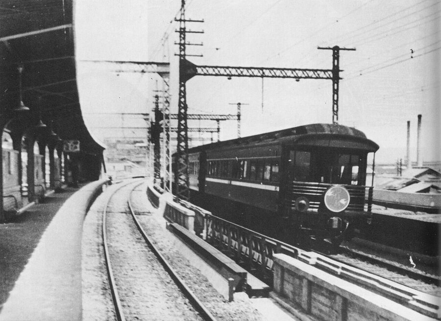 Tsubame super-express on the Tokaido Main Line, 1936