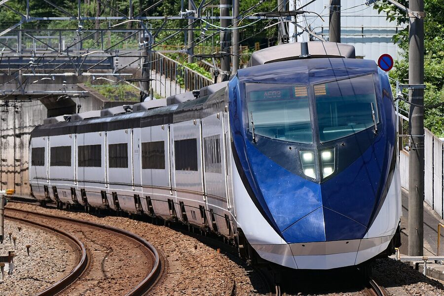 Keisei AE in Skyliner livery
