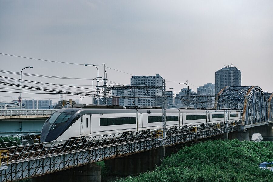 AE Skyliner crossing the Horikiri Bridge