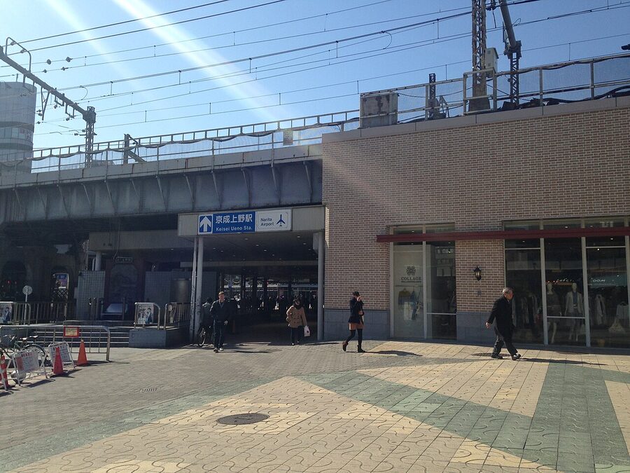 Keisei Ueno concourse approach from Hirokoji