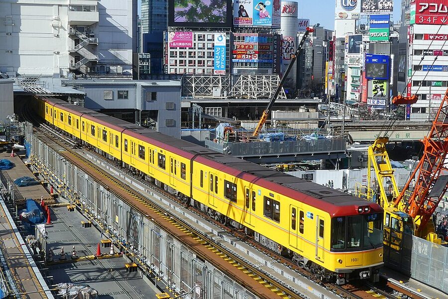 Ginza Line 1000 series in retro orange livery at Shibuya