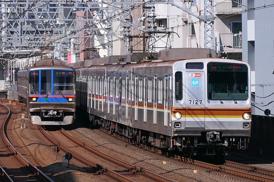 Tokyo Metro 7000 series and Toei 6300 series sharing platform space at Meguro