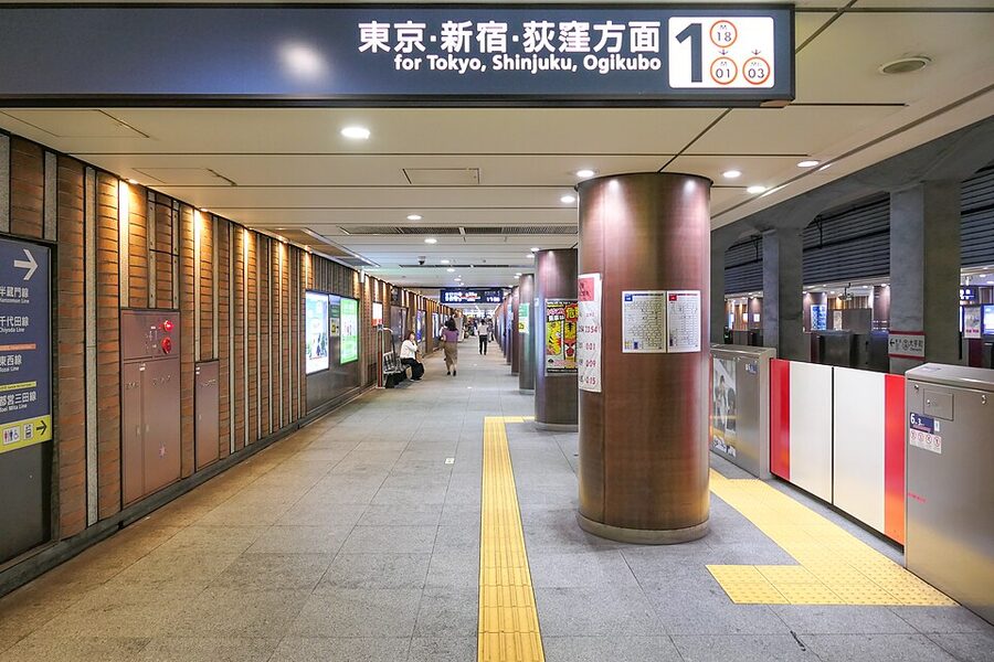 Tokyo Metro Otemachi Station Platform 1 with platform-edge doors