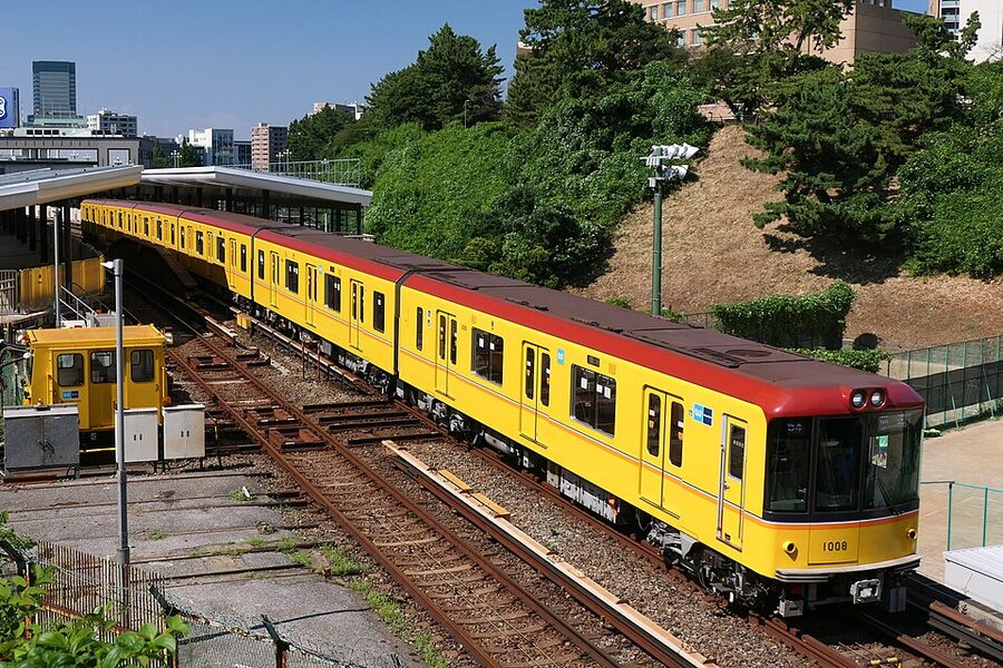 Tokyo Metro Marunouchi Line 1000 series in retro orange livery at Akasaka-mitsuke
