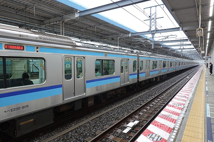 Tokyo Metro Tozai Line train, current livery