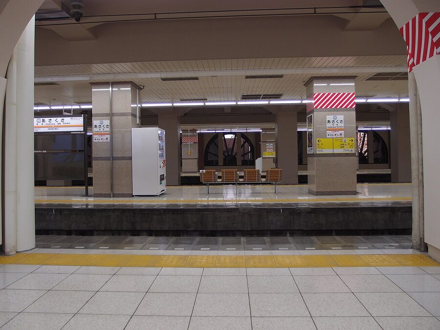 Curving terminal platform at Tobu Asakusa Station