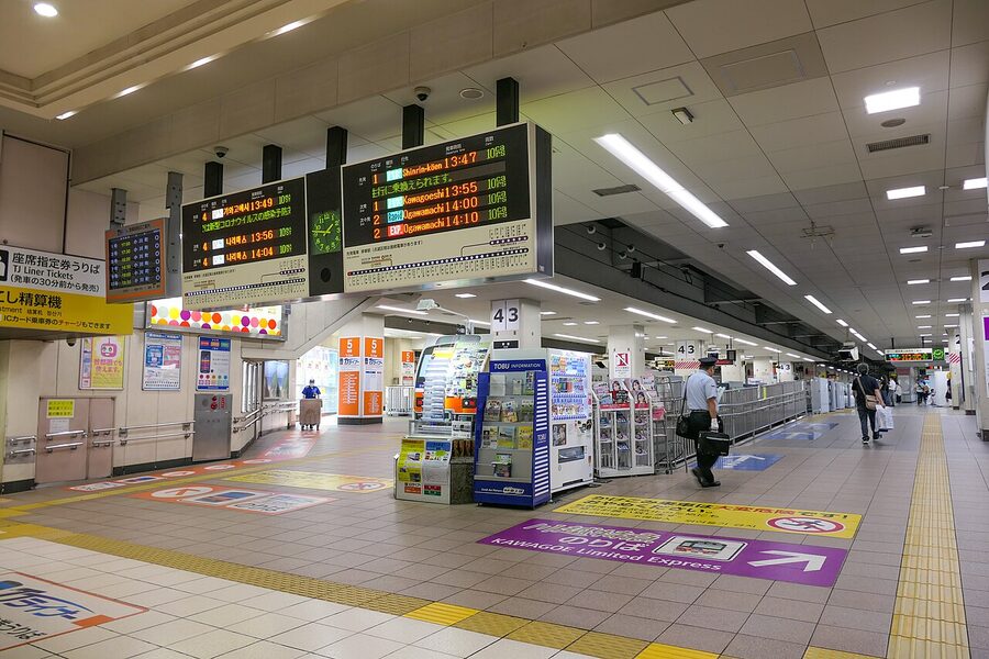 Tobu Ikebukuro Station Tojo Line platform head