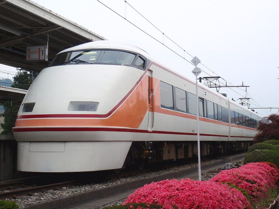 Tobu 100 series Spacia limited express 2009