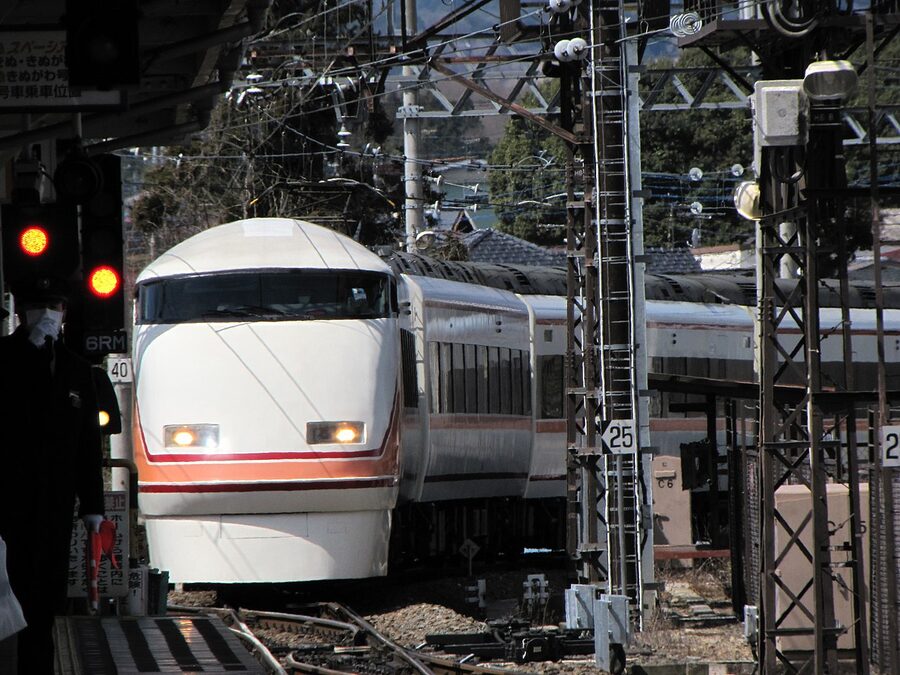 Tobu Spacia 100 series approaching Shimo-Imaichi on Kinu 114