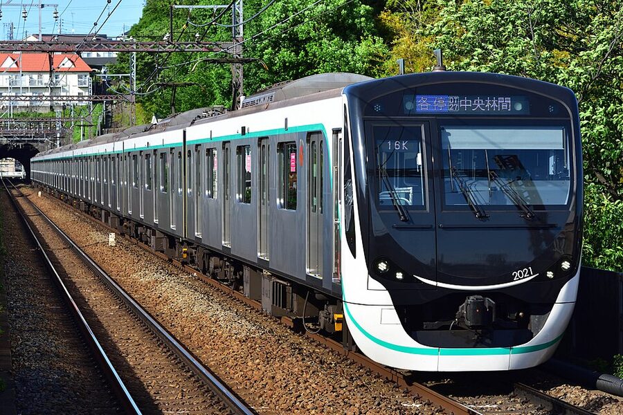 Tokyu 2020 series train at Tana Station on the Den-en-toshi Line, May 2019