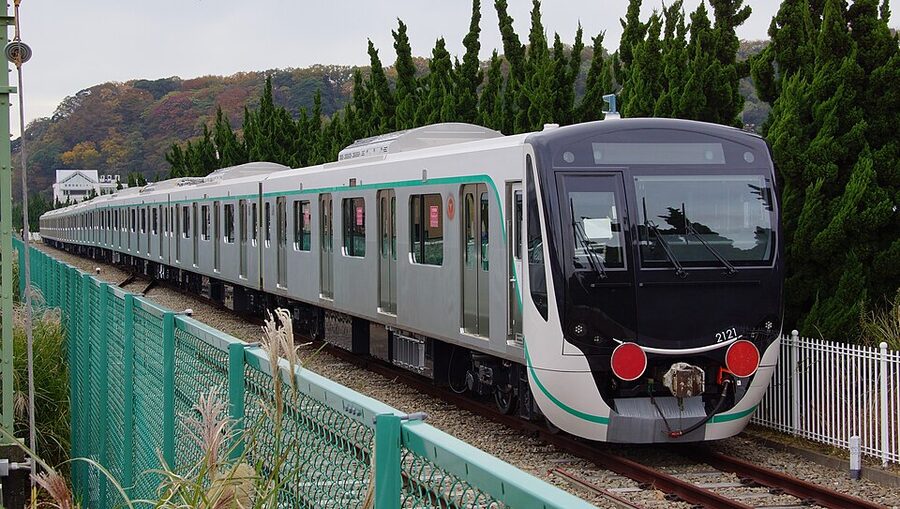 Tokyu 2020 series 2121F at Jimmuji Station on a depot transfer move