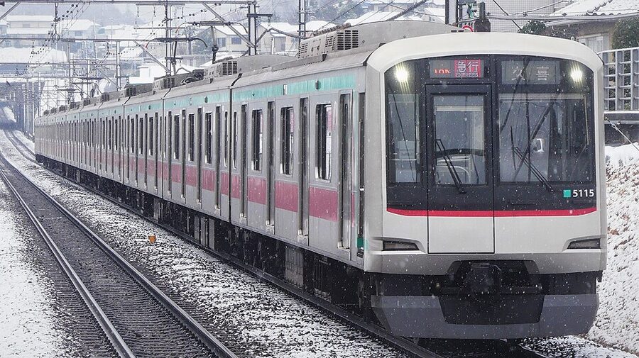 Tokyu 5000 series 5015F train, the current Den-en-toshi and Toyoko mainstay