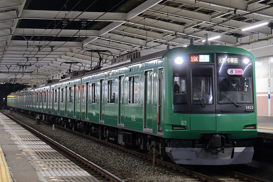 Tokyu 5000 series 5122F in service on the Toyoko Line