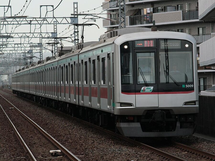 Tokyu 5000 series train on the Den-en-toshi Line at speed