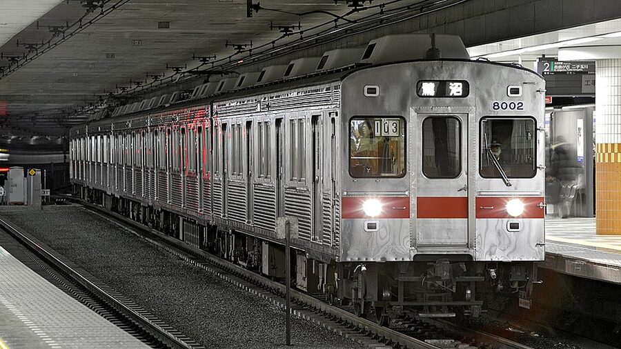 Tokyu 8000 series EMU running on the Toyoko Line in the early 2000s