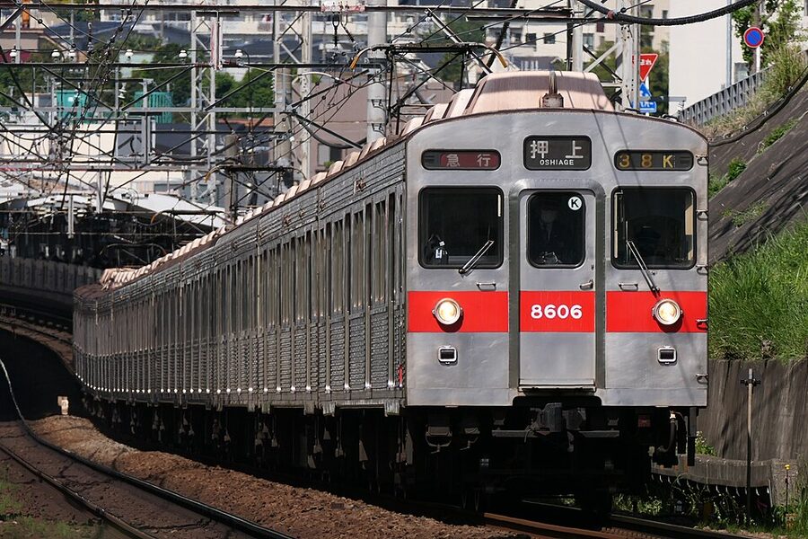 Tokyu 8500 series train, the Den-en-toshi mainstay from 1975 to 2023