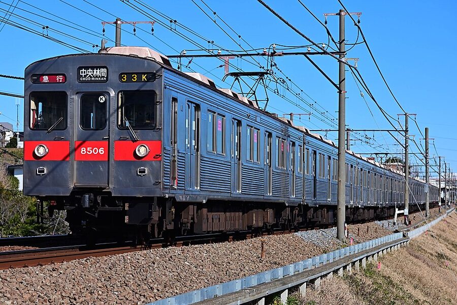 Tokyu 8500 series train on the Den-en-toshi Line in 2020, near the end of its long career