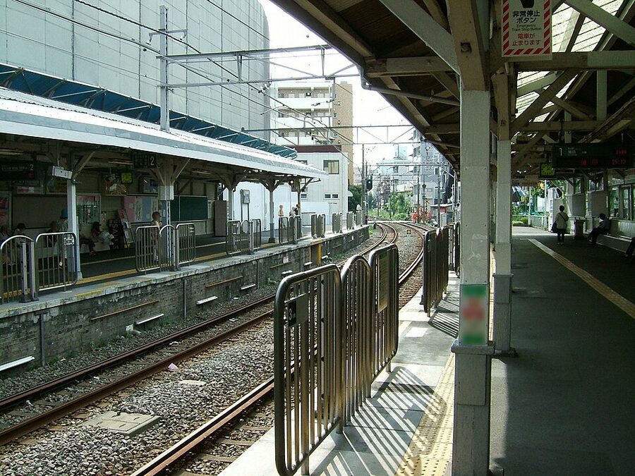 Tokyu Ikegami Station platform on the Ikegami Line