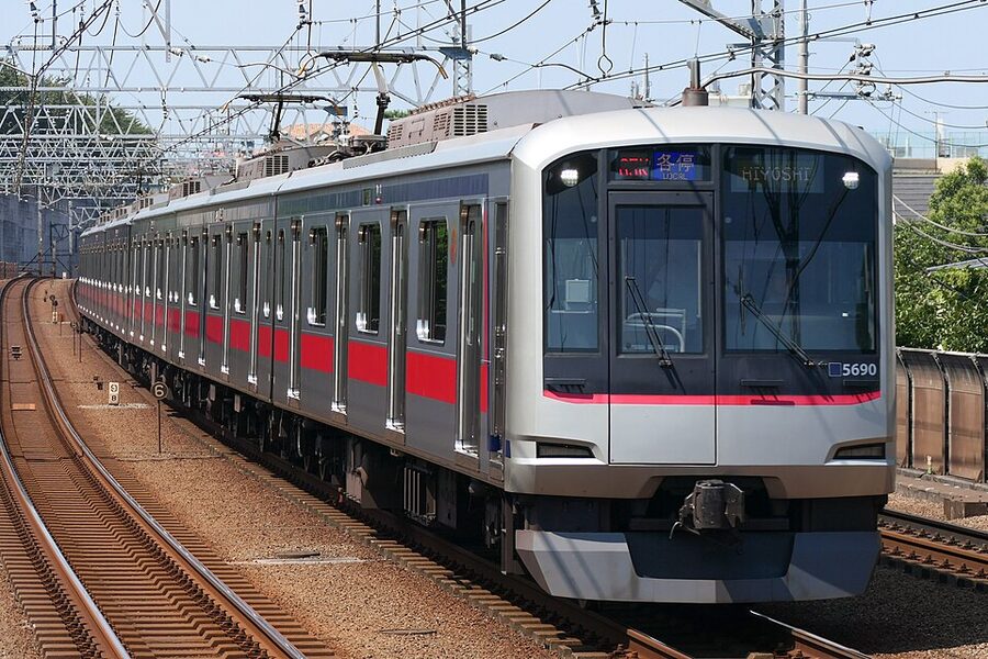 Tokyu 5080 sub-series train on the Meguro Line, with through-running gear for the Tokyo Metro Namboku Line and Toei Mita Line