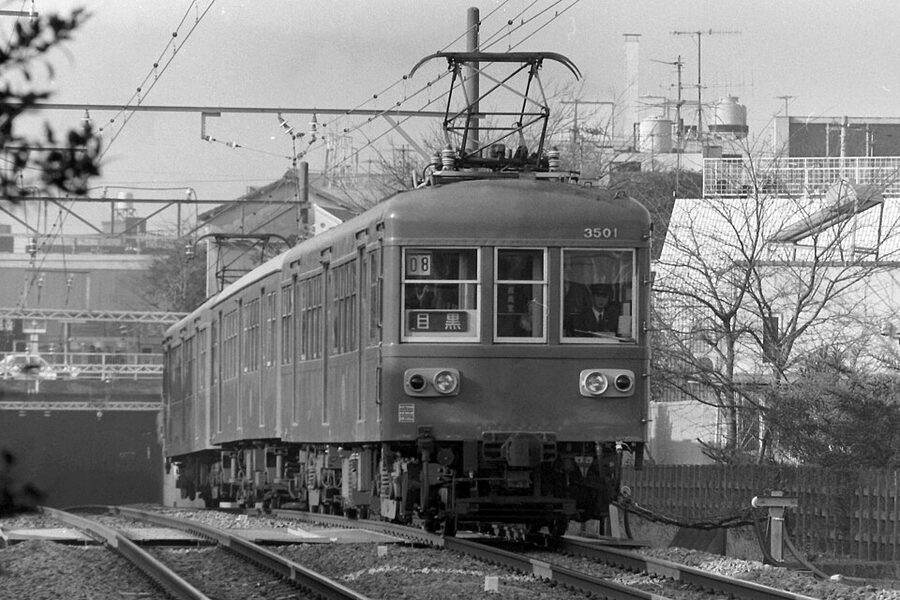 Tokyu 3501 series, an older Mekama Line train photographed in 1989