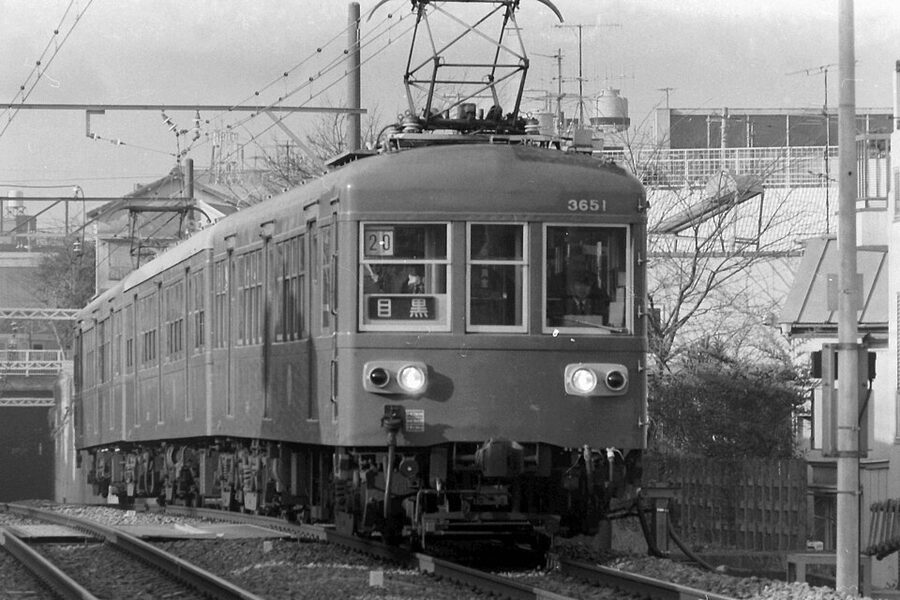 Tokyu 3651 series two-car set on the Mekama Line in 1989