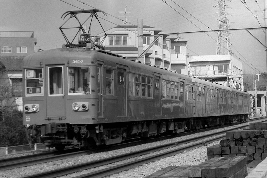 Tokyu 3652 series three-car set on the Mekama Line in 1989