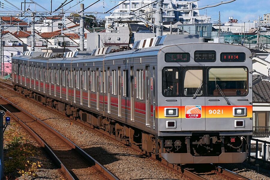 Tokyu 9020 series train on the Oimachi Line bypass route