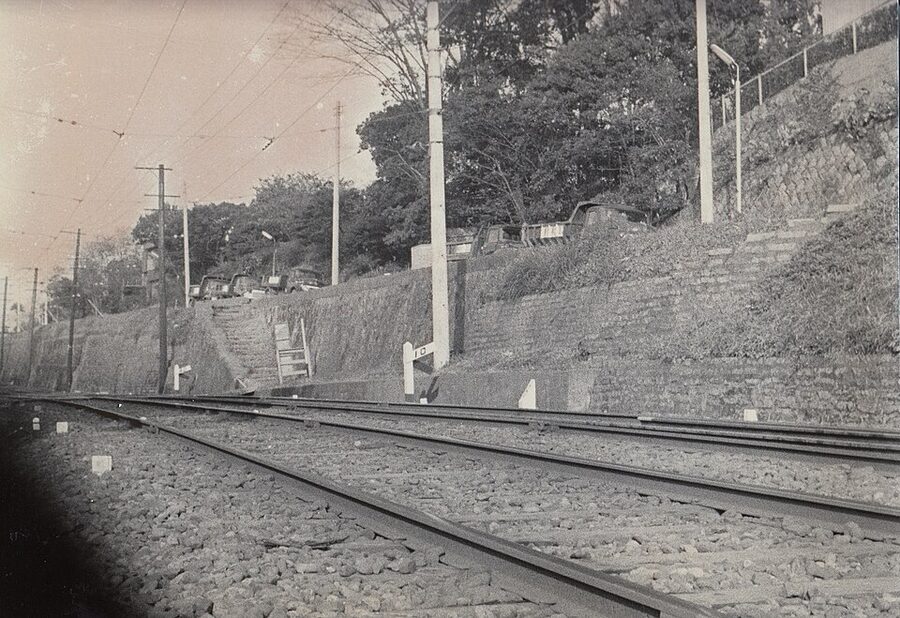 A Tamagawa Line streetcar at the former Mibu-Sanin Honin-mae stop, photographed around 1968
