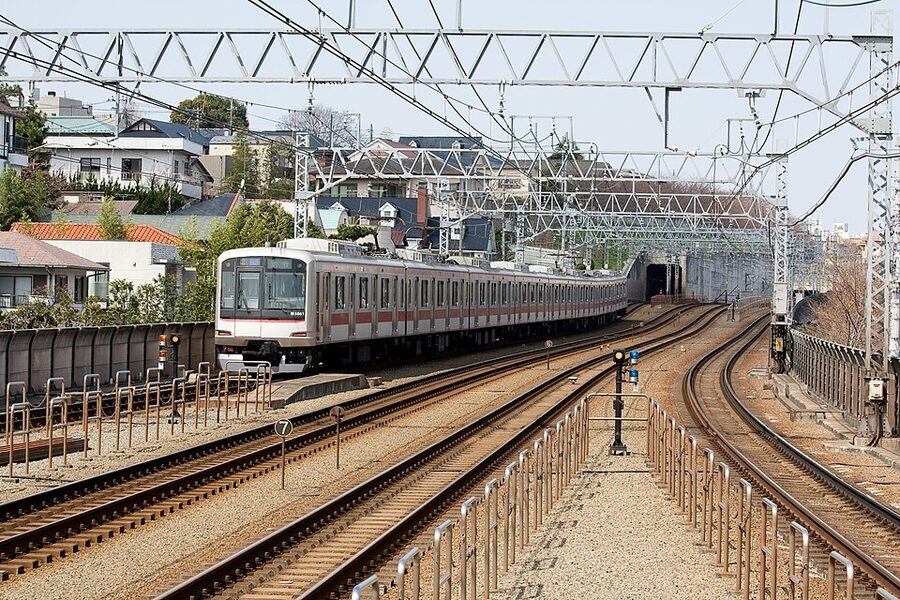 Tokyu Toyoko Line train near Tamagawa Station, on the section that survived the 2000 reorganisation